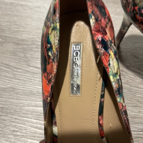 BCBGeneration Floral Close toe Heels - Picture 7 of 11